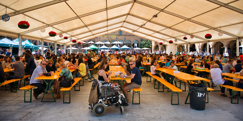 Tables de réception pliantes pour événements communaux